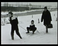 1093-2 Winter op de Kaasmarkt van Purmerend, Familie Koel film.Buitenopnamen van sneeuwpret.Museum ...